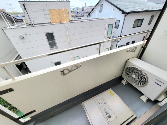 バルコニー　暖かな日差しのふりそそぐバルコニー