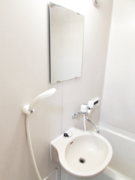 洗面設備　明るい洗面所です