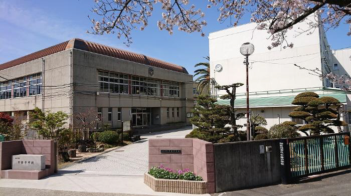 中学校　中部中学校（中学校）まで1612m