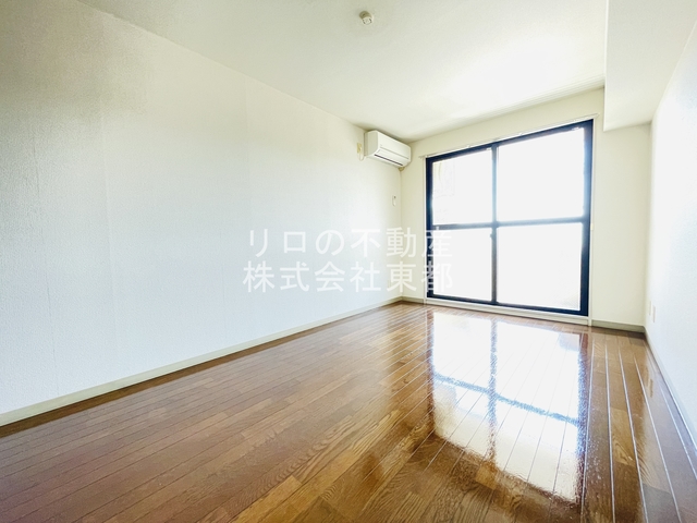 居室・リビング　南向きなので日当たりが良く日中は照明なしで過ごせます♪