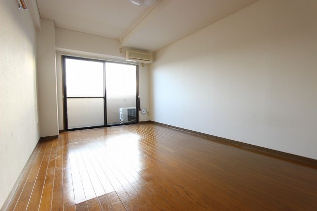 居室・リビング　同物件別号室