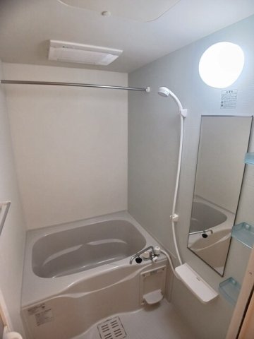 バス・シャワールーム　コンパクトで使いやすいお風呂です