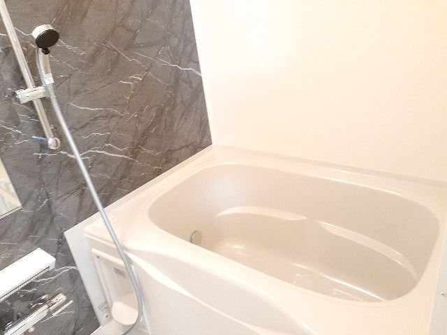 バス・シャワールーム　コンパクトで使いやすいお風呂です