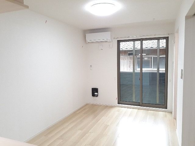 居室・リビング　こちらの居間で趣味の時間をお楽しみください