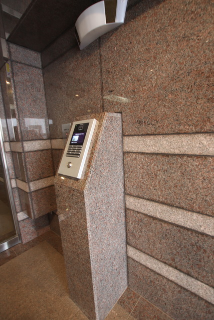 セキュリティ　オートロック付きのエントランス