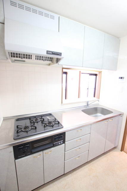 キッチン　【※クリーニング前の写真となります】ガスコンロ３口＋グリル付