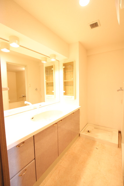 洗面設備　【※クリーニング前の写真となります】洗面所の奥には室内洗濯機