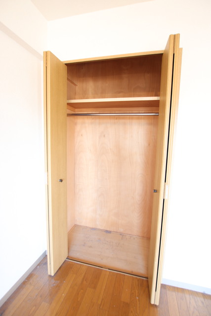 収納　【※クリーニング前の写真となります】ハンガーパイプ付きクロー