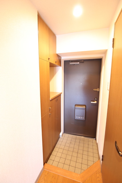 玄関　【※クリーニング前の写真となります】玄関まわり