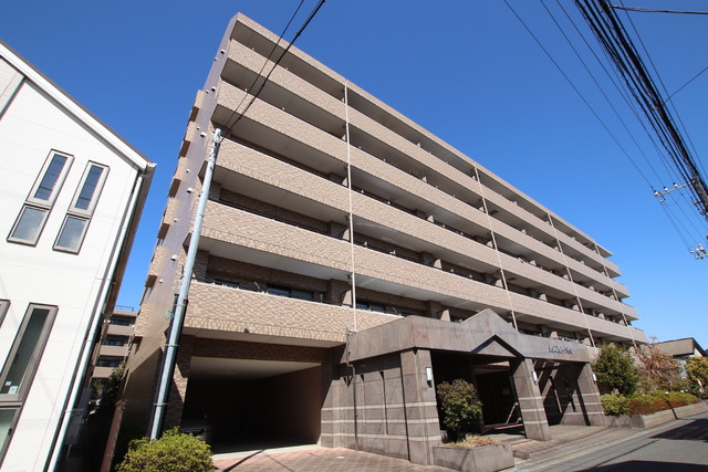 建物外観　地下１階地上７階建て鉄筋コンクリートマンションです