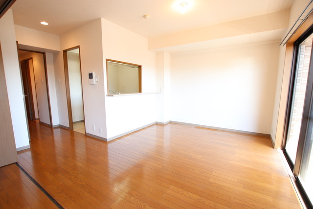 居室・リビング　【※クリーニング前の写真となります】カウンターキッチンで会話