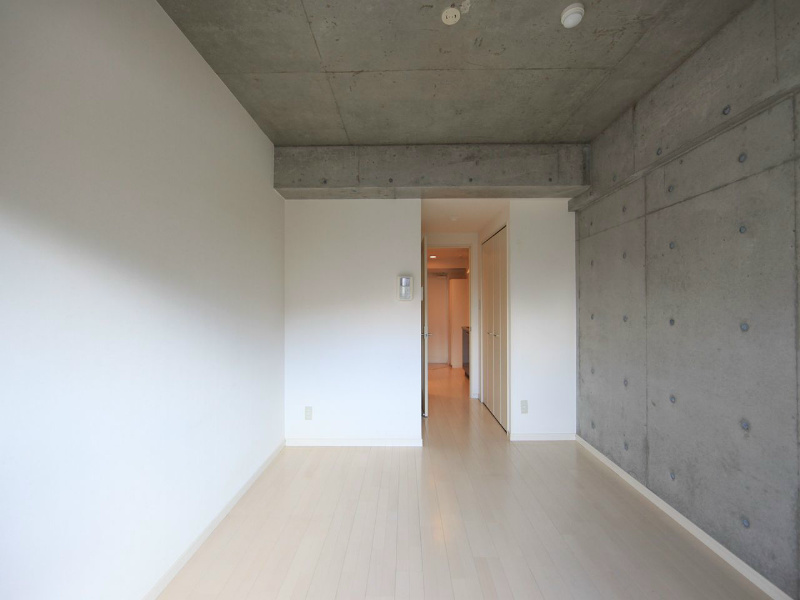 居室・リビング　洋室7.0帖　エアコン付　収納充実　バルコニー