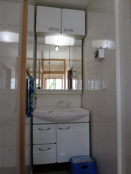 洗面設備　上に収納があり便利