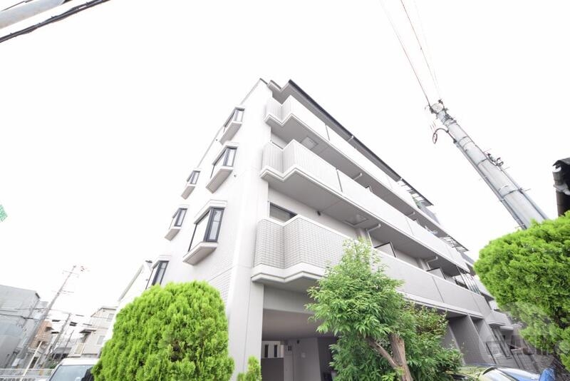 建物外観　タイル貼りのスッキリとした外観