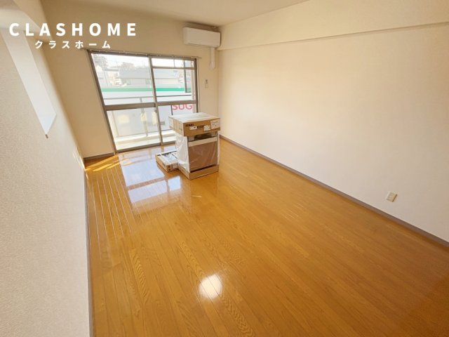 居室・リビング　同物件の別部屋になります。