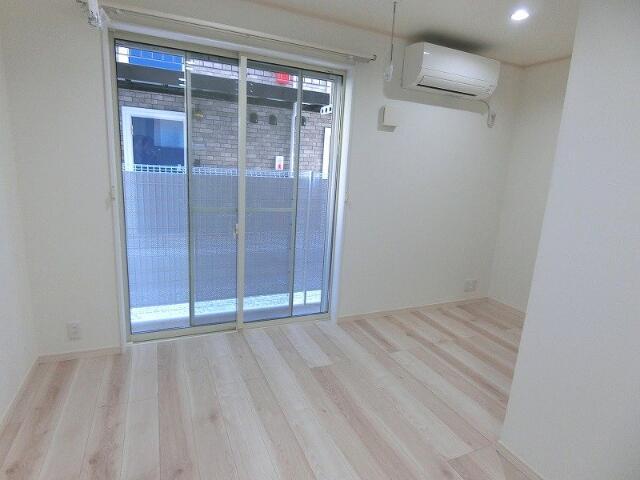 居室・リビング　白が基調の明るい室内！広々！…?