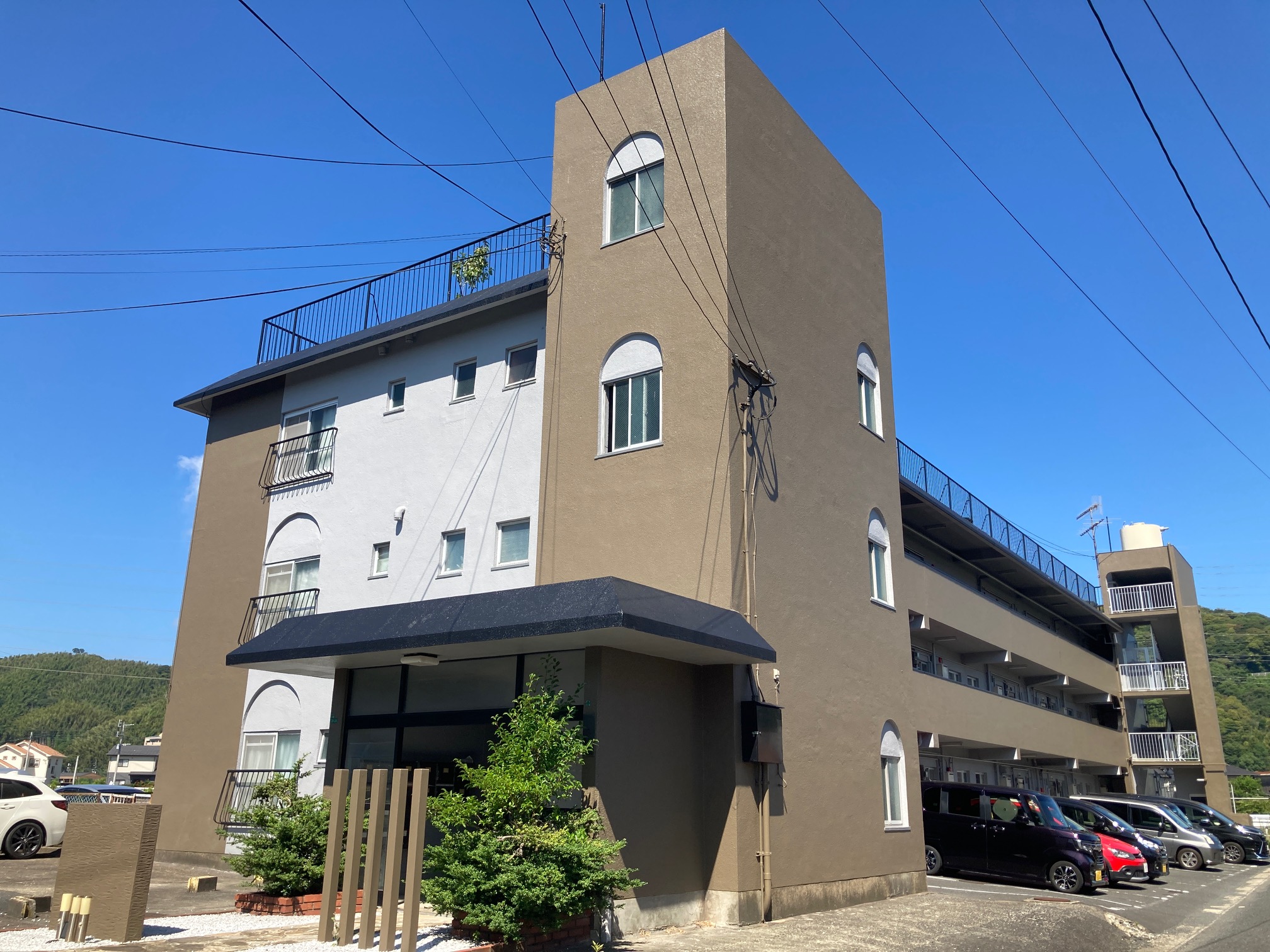 建物外観　２０２２年に外壁塗装済み。築年数を感じさせないきれいな外観