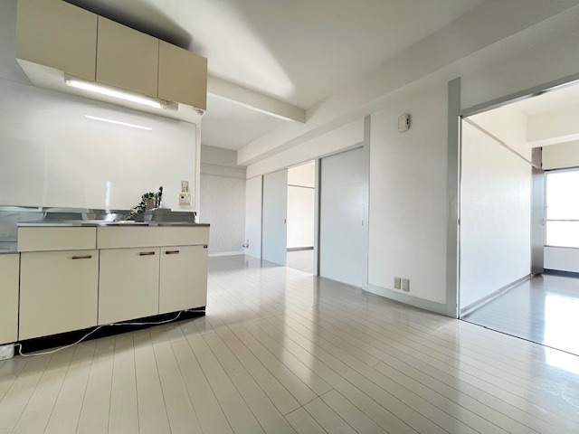 居室・リビング　白を基調にした明るい室内。清潔感と開放感のある２ＬＤＫ