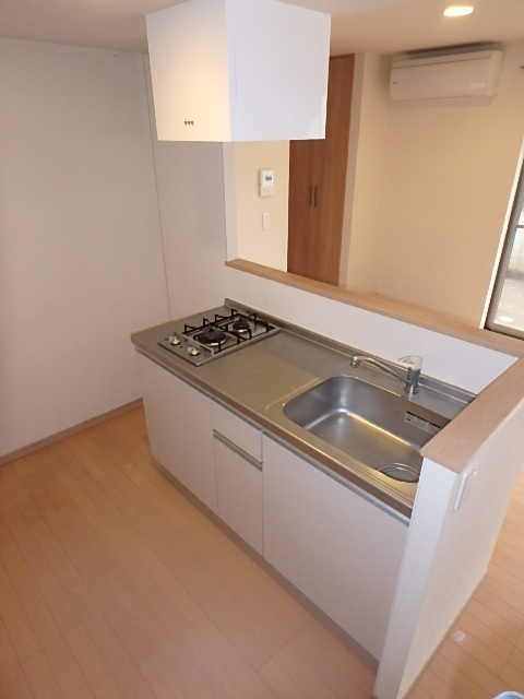 キッチン　作業スペースもあるので自炊しやすいですね。