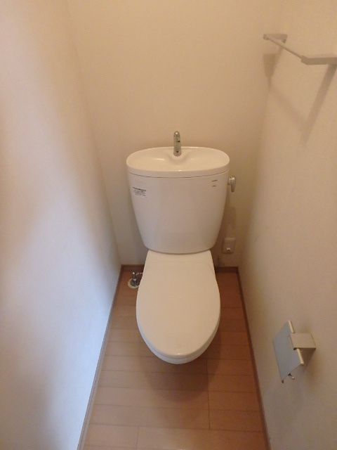 トイレ　コンセントがありますので、洗浄便座も取付可能です。