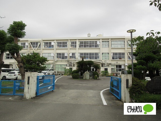 小学校　鳴門市立大津西小学校（小学校）まで682m