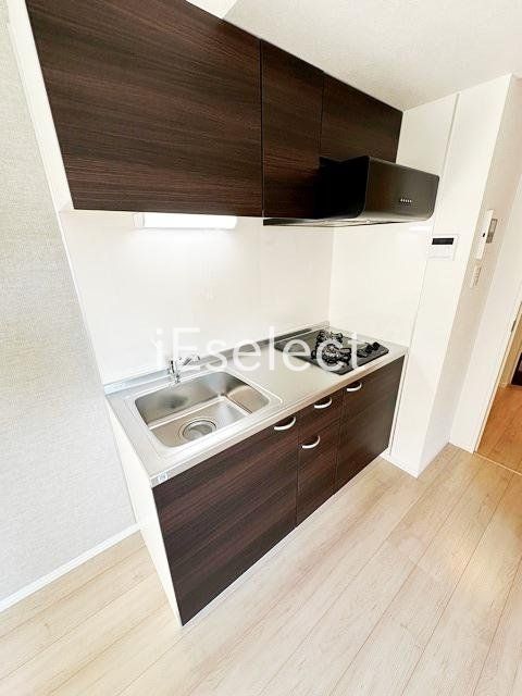 キッチン　２口システムキッチン付き。調理スペースあって料理も楽々♪