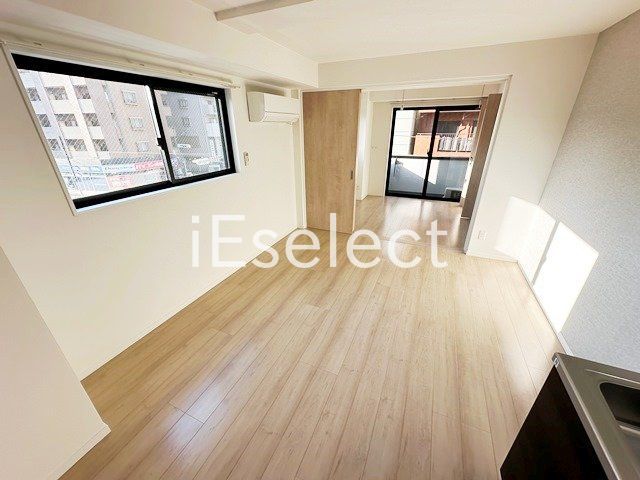 居室・リビング　窓も大きく明るいですね