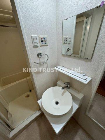 洗面設備　明るい洗面所です