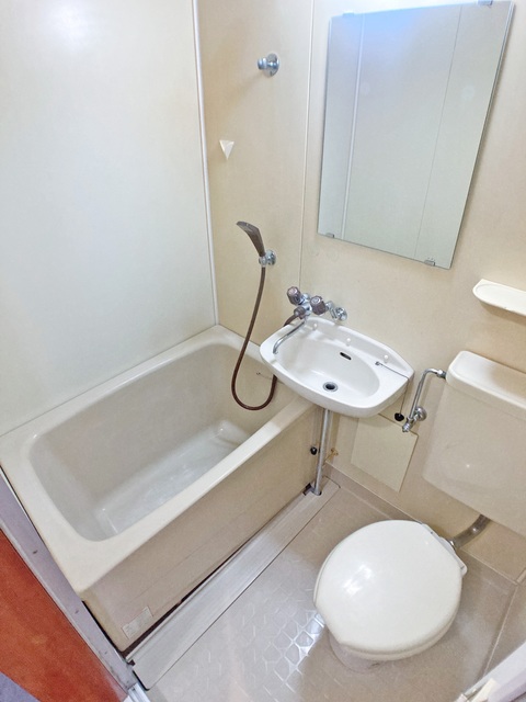 バス・シャワールーム　※補修前の参考画像の為、設備等は現況優先。