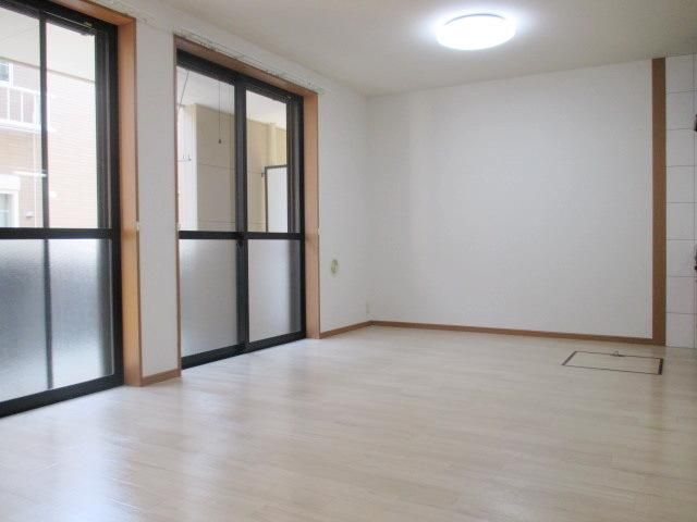 居室・リビング　★１３帖のＬＤＫ・大きな窓が２つあるので明るいですね★