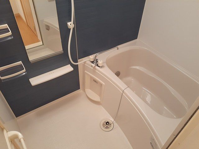 バス・シャワールーム　コンパクトで使いやすいお風呂です