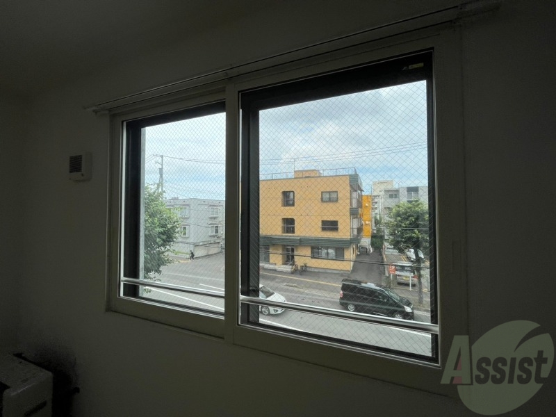 バルコニー　窓が沢山あると日がたっぷり入って気持ち良いですよね！