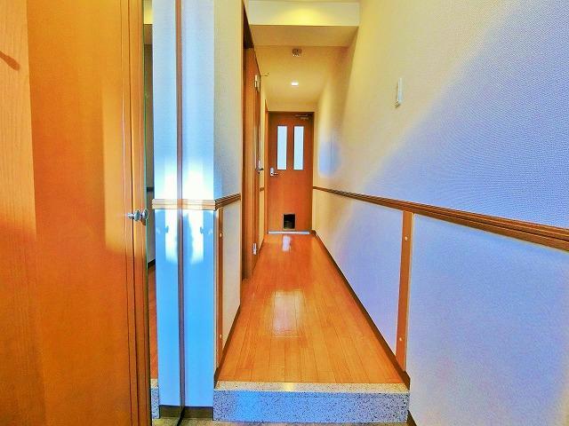 玄関　室内写真は別部屋の写真です。