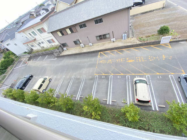 駐車場　駐車場にはゆったりUラインを採用