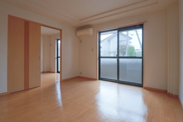 居室・リビング　同じ建物の別なお部屋