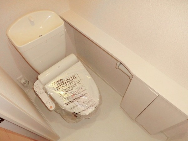 トイレ　温水洗浄便座付きのトイレです♪