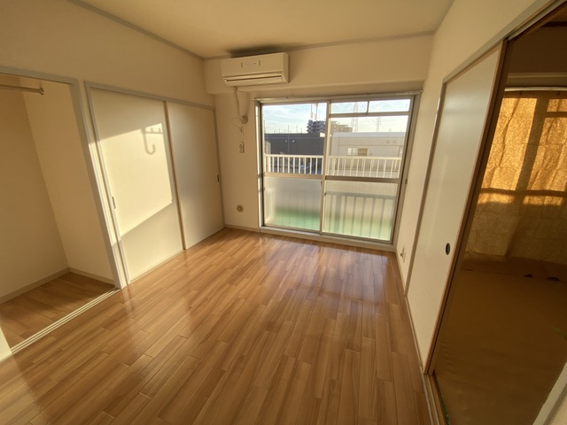 居室・リビング　前面開けていて明るいお部屋です