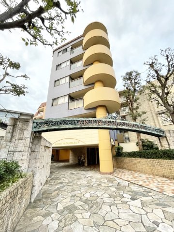 建物外観　鉄筋コンクリート造のがっちりとした建物。