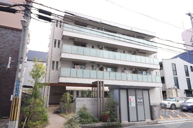 建物外観　鉄骨造の４階建マンションです