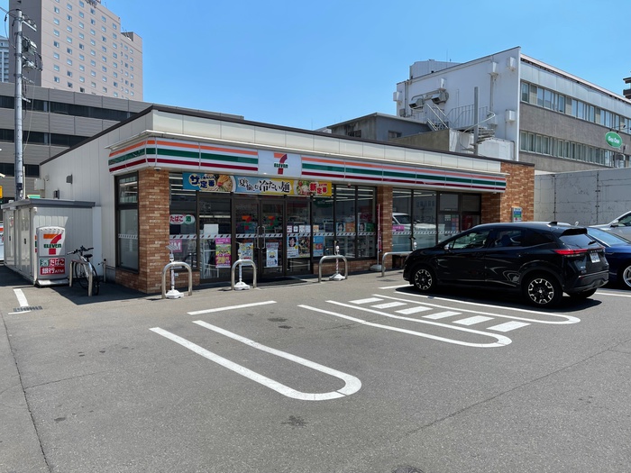 コンビニ　セブンイレブン（コンビニ）まで315m