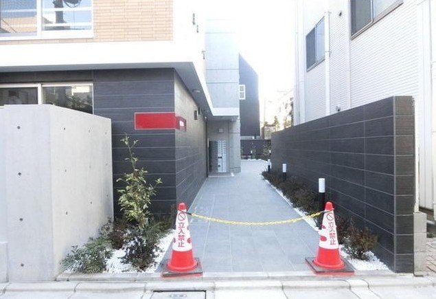 エントランス　弊社は全物件が仲介手数料半月分でご紹介可能です。