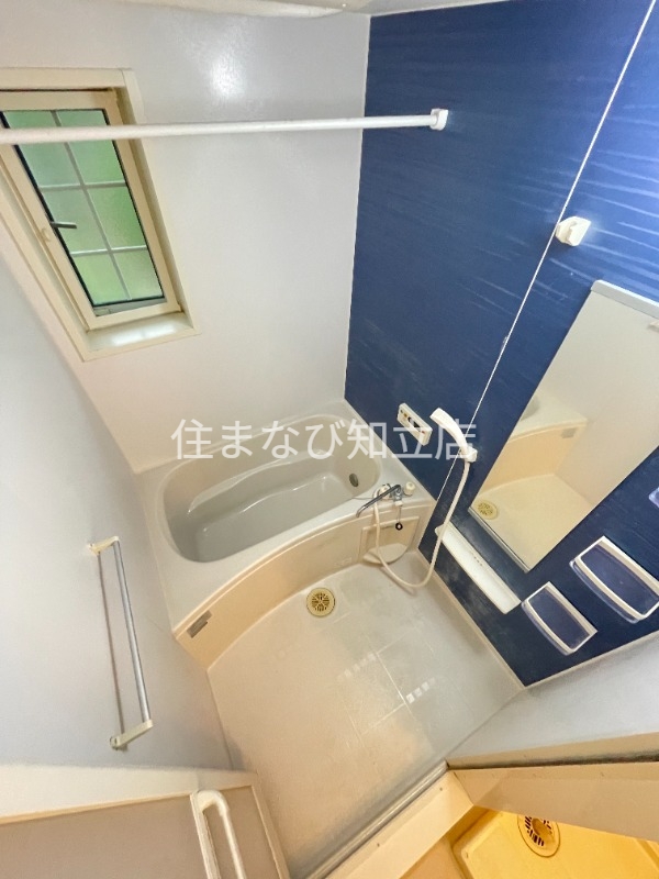 バス・シャワールーム　同型反転写真