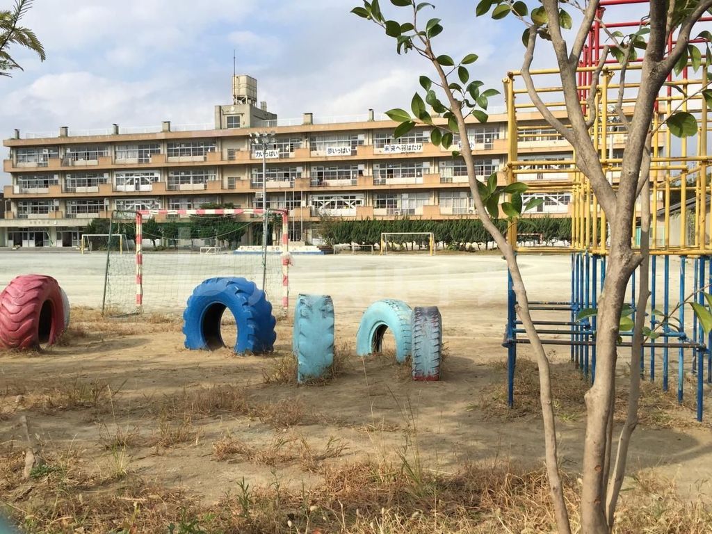 小学校　草加市立稲荷小学校（小学校）まで440m