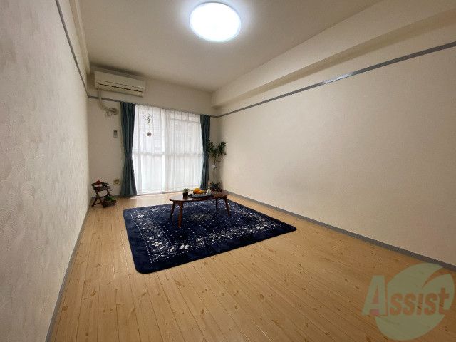 居室・リビング　大きな窓から入る日差しが暖かいお部屋です。