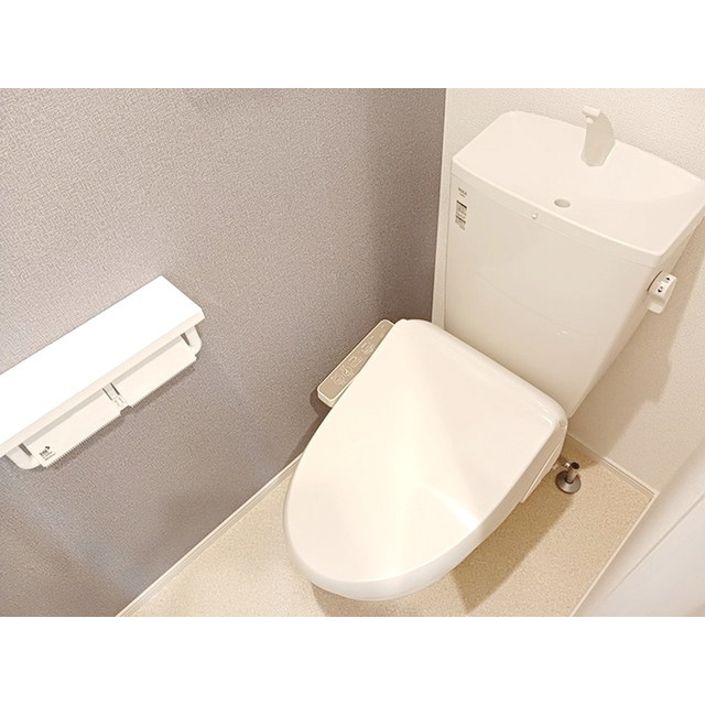 トイレ　気遣いを感じる棚やホルダー