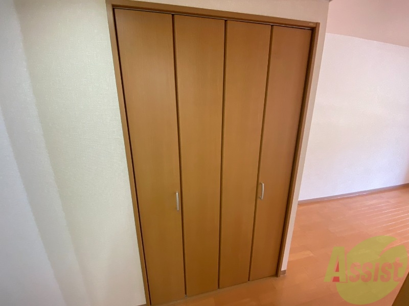 収納　こちらがウォークインクローゼットです。洋服の整理に便利です。