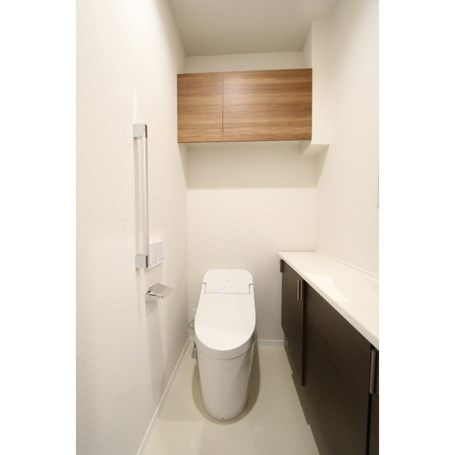 トイレ　収納スペースが豊かなトイレスペース♪