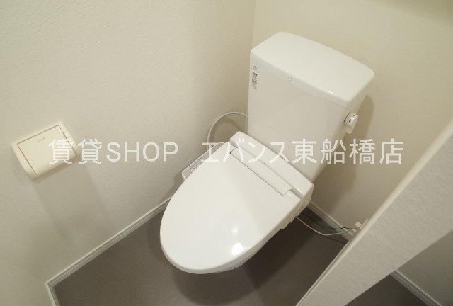 トイレ　落ち着いた色調のトイレです