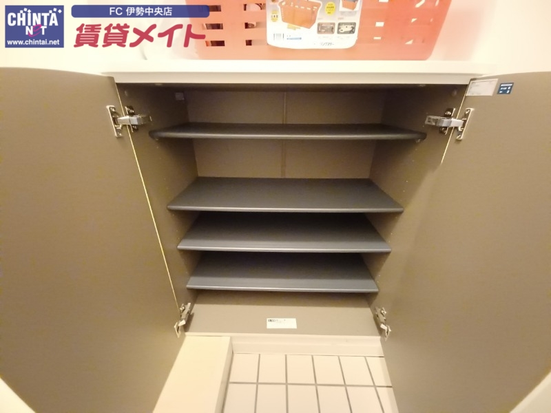 玄関　別部屋反転参考写真です