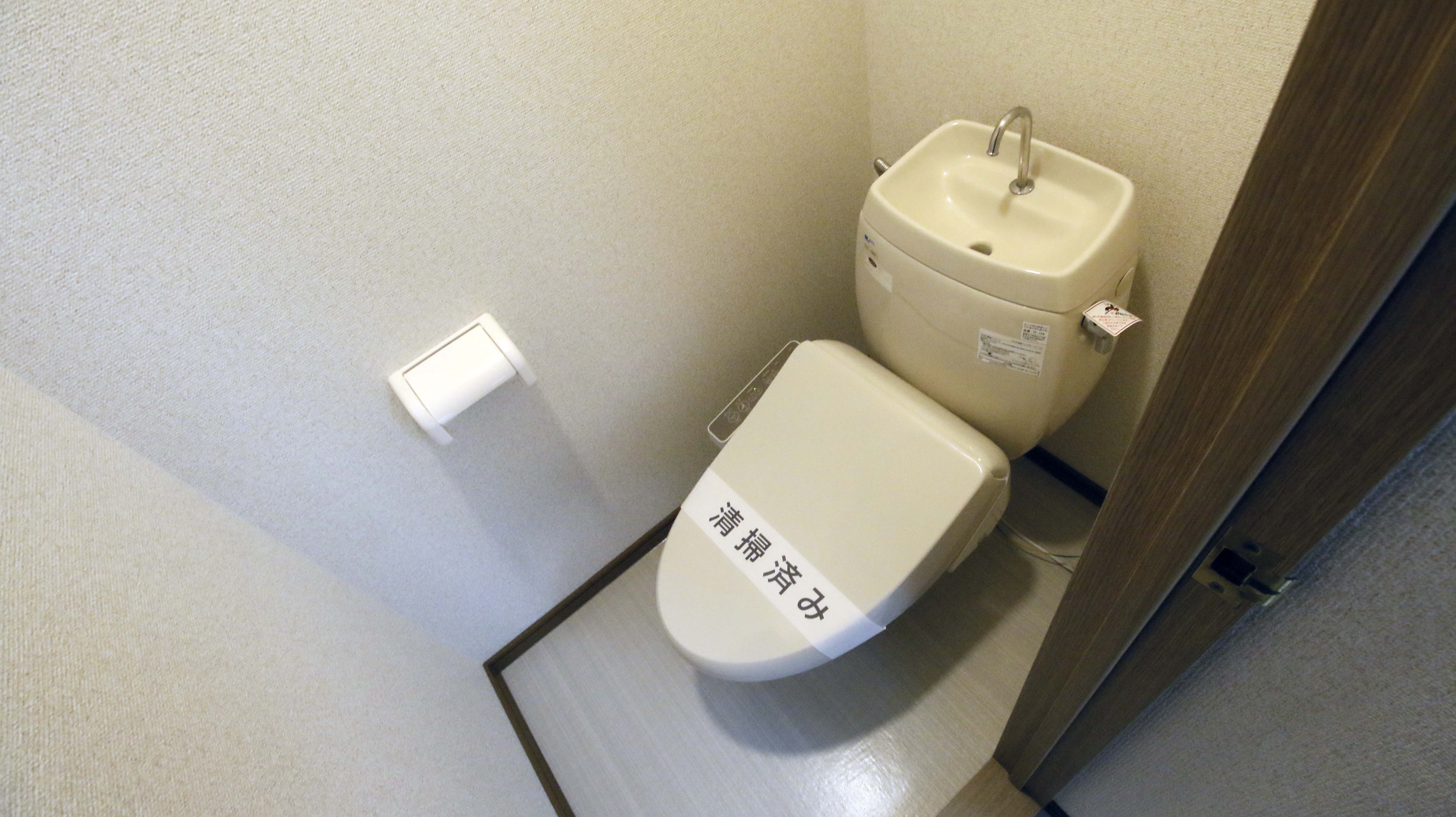トイレ　温水洗浄便座付きです。